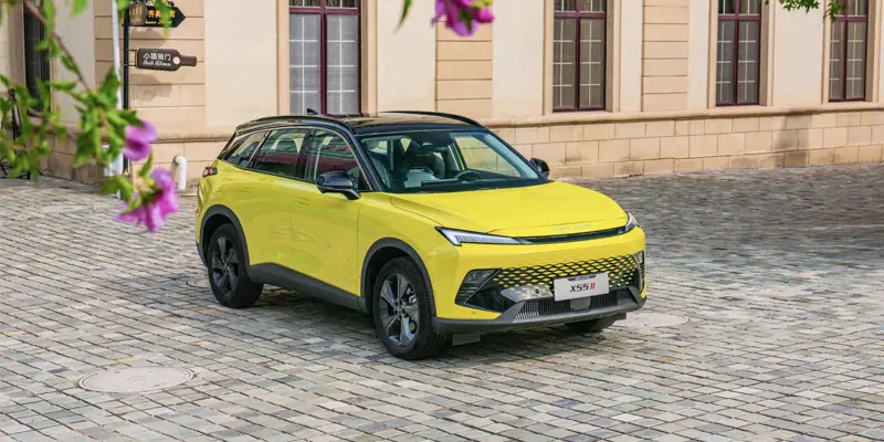 Grüner BAIC Beijing X55 SUV Frontansicht