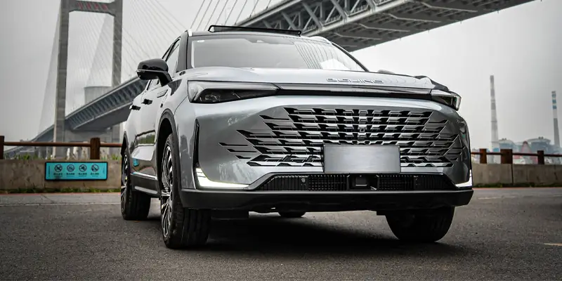 Grauer BAIC Beijing X75 SUV von vorne in der Stadt geparkt