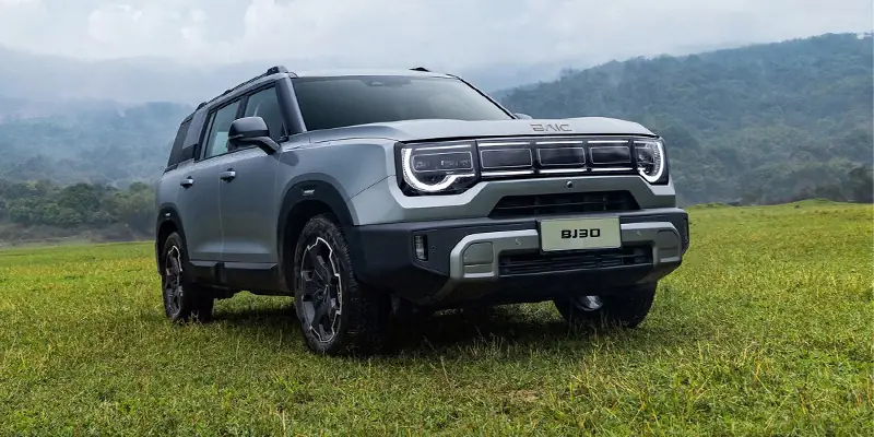 Grauer BAIC BJ30 SUV im Offroad-Look auf einer grünen Wiese
